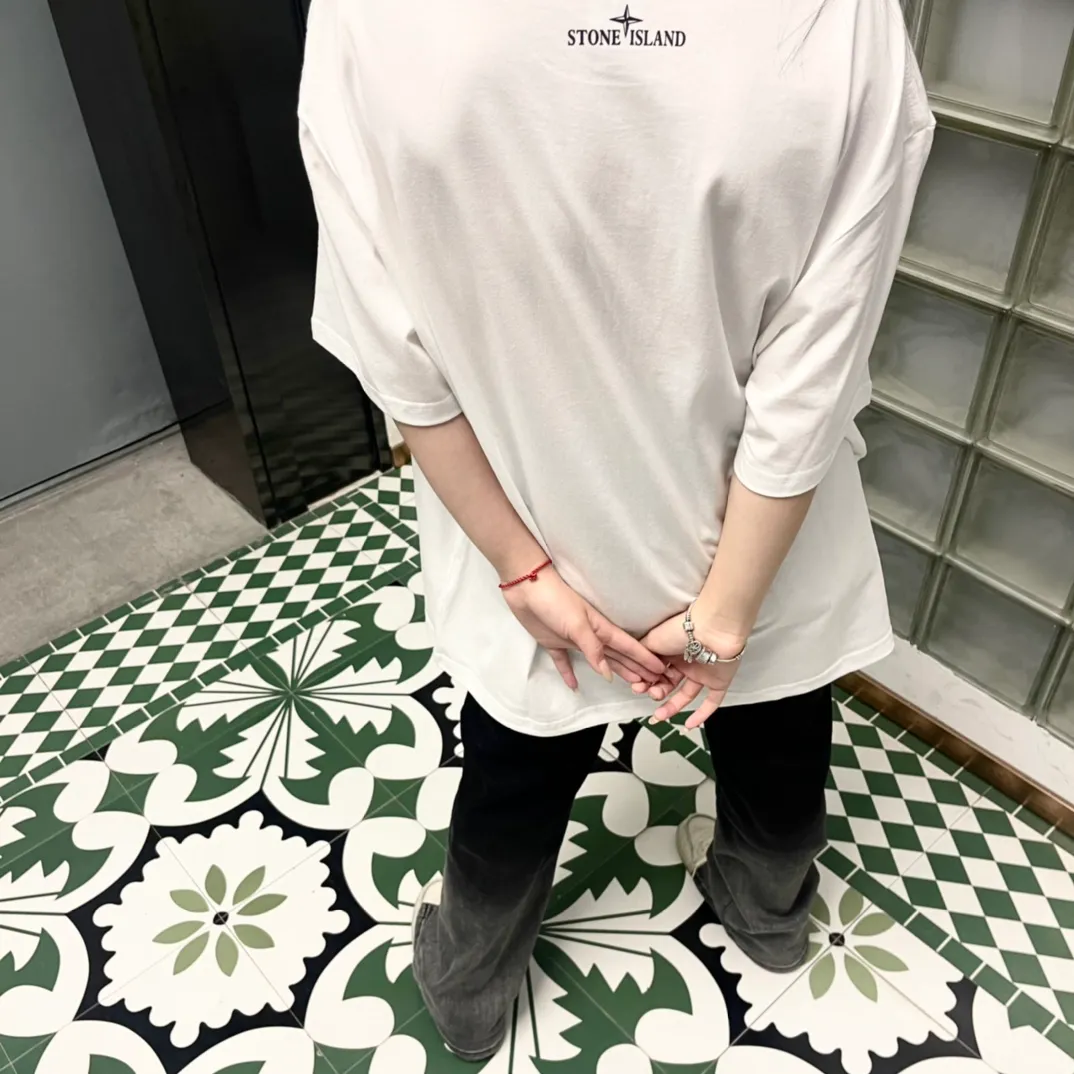 W615#P110💰 [Stone lsland/Stone Island summer new short-sleeved T-shirt with big compass print on the chest] ⚠️[Original creation with high control of details] - Made of 260 grams of combed cotton with 32-count double yarn, soft and comfortable to the touch, sweat-absorbent and breathable. - Simple, basic and versatile style, original quality, the first choice for couples. - Made in a large factory, four needles and five threads on the shoulder, neatly arranged, high quality workmanship. - Same style for men and women. Very versatile, one piece for everyone, details are clearly visible. Color: Black White Size: M L